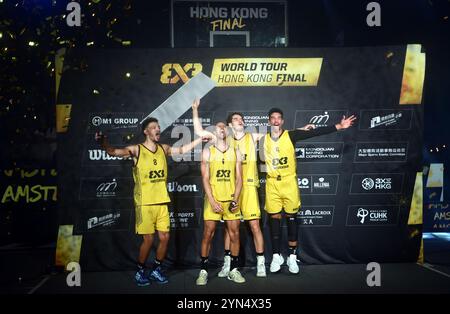Hong Kong, Chine. 24 novembre 2024. Les joueurs d'Amsterdam célèbrent sur le podium après avoir remporté le match final entre Amsterdam des pays-Bas et Paris de France à la Fédération internationale de basket-ball (FIBA) 3x3 World Tour Hong Kong final 2024 à Hong Kong, Chine du Sud, 24 novembre 2024. Crédit : LO Ping FAI/Xinhua/Alamy Live News Banque D'Images