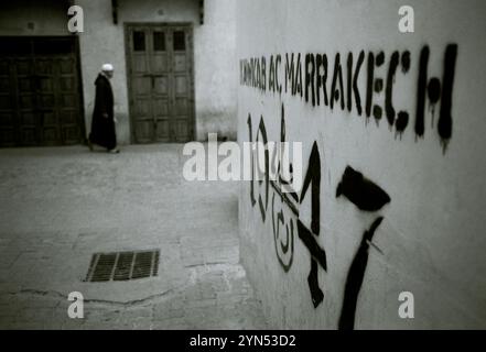 Graffiti dans les ruelles de la médina casbah de la vieille ville de Marrakech au Maroc au Maghreb en Afrique du Nord Banque D'Images