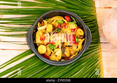 Ragoût de poisson tropical brésilien typique avec de l'huile de palme, du lait de coco et des épices de plage traditionnelles. Moqueca Banque D'Images