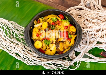 Ragoût de poisson tropical brésilien typique avec de l'huile de palme, du lait de coco et des épices de plage traditionnelles. Moqueca Banque D'Images