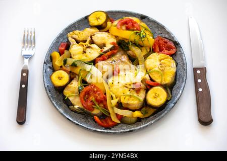 Ragoût de poisson tropical brésilien typique avec de l'huile de palme, du lait de coco et des épices de plage traditionnelles. Moqueca Banque D'Images