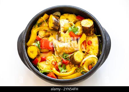 Ragoût de poisson tropical brésilien typique avec de l'huile de palme, du lait de coco et des épices de plage traditionnelles. Moqueca Banque D'Images