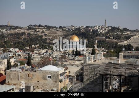 Le dôme doré du Rocher sur le Mont du Temple et le Mont des oliviers avec l'église russe de l'Ascension et le cimetière juif Banque D'Images