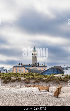 Phare et Teepott sur la côte Baltique à Warnemünde. Banque D'Images