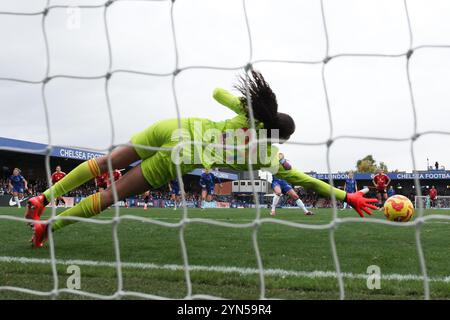 Kingston, Royaume-Uni. 24 novembre 2024. Guro Reiten de Chelsea Women envoie son penalty pour marquer le score de 1-0 lors du match de Super League féminin entre Chelsea Women et Manchester United Women au Kingsmeadow Stadium, Kingston, Angleterre, le 24 novembre 2024. Photo de Ken Sparks. Utilisation éditoriale uniquement, licence requise pour une utilisation commerciale. Aucune utilisation dans les Paris, les jeux ou les publications d'un club/ligue/joueur. Crédit : UK Sports pics Ltd/Alamy Live News Banque D'Images