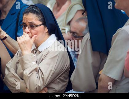 Tolède, Espagne, 19 juin 2014 : ambiance dévote lors de la procession du Corpus Christi à Tolède Banque D'Images