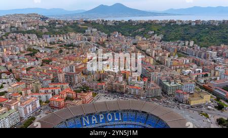 Superbe vue aérienne du paysage urbain de Naples avec l'emblématique Mont Vésuve en toile de fond, mettant en valeur l'architecture vibrante et la beauté des paysages Banque D'Images