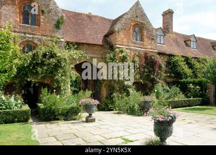 Entrée des jardins de Sissinghurst avec jardinières Banque D'Images