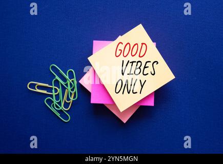 Symbole Good Vibes uniquement. Notes steaky avec mots conceptuels Good Vibes uniquement. Beau fond bleu profond. Concept Business and Good Vibes Only. Copier sp Banque D'Images