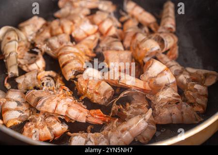 Le processus de fabrication de la soupe bisque française. Les coquilles de crevettes sont frites dans une poêle. Gros plan. Foyer sélectionné. Photo de haute qualité Banque D'Images