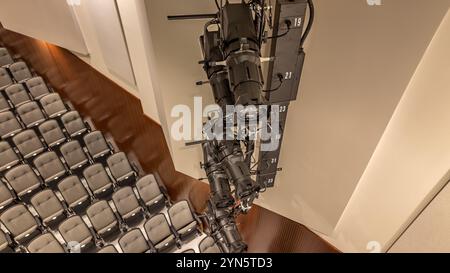 Gros plan photo de nouveaux grands projecteurs de scène de théâtre, lampes, accrochés au mur, dans un théâtre ou un auditorium reconstruit. Banque D'Images