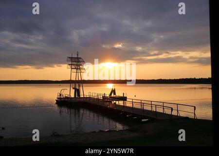 Le coucher de soleil au lac Wandlitz dans le Brandebourg, Allemagne Banque D'Images