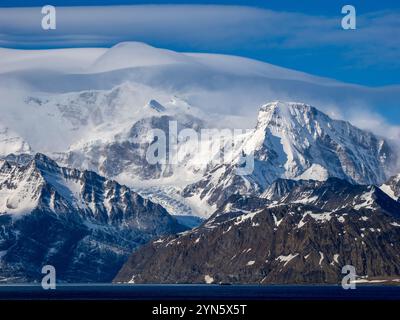 Vue imprenable sur les montagnes et les glaciers de l'île de Géorgie du Sud Banque D'Images