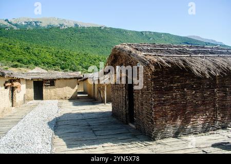 Musée sur l'eau sur le lac Ohrid, Macédoine. Bay of the Bones, reconstruction de la colonie d'habitation à pile, datant de 1200 à 700 av. J.-C. Banque D'Images