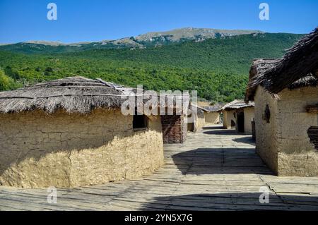 Musée sur l'eau sur le lac Ohrid, Macédoine. Bay of the Bones, reconstruction de la colonie d'habitation à pile, datant de 1200 à 700 av. J.-C. Banque D'Images