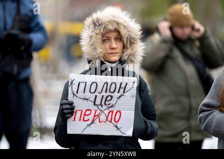 Kiev, Ukraine. 24 novembre 2024. Gratuit Azovstal protestation de la famille et des amis des soldats qui sont détenus en captivité par la Russie. Les soldats se sont rendus à la Russie le 20 mai 2022 pour sauver des vies au fer d'Azovstal et voler les ouvrages de Marioupol. Certains ont été relâchés, beaucoup sont toujours détenus en captivité russe. Crédit : Andreas Stroh/Alamy Live News Banque D'Images