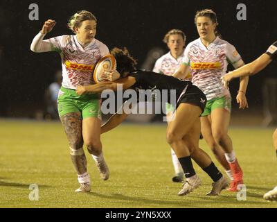 Hendon, North London, Royaume-Uni. 24 novembre 2024. Hendon, North London, Angleterre, 24 novembre 2024 : Beth Wilcock (14 Harlequins) bat un tacle de Fancy Bermudez (23 Saracens) lors du match de rugby Allianz Premiership Womens entre Saracens et Harlequins au StoneX Stadium à Hendon, au nord de Londres, en Angleterre. (Jay Patel/SPP) crédit : photo de presse sportive SPP. /Alamy Live News Banque D'Images