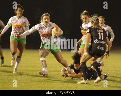 Hendon, North London, Royaume-Uni. 24 novembre 2024. Hendon, North London, Angleterre, 24 novembre 2024 : Beth Wilcock (14 Harlequins) bat un tacle de Fancy Bermudez (23 Saracens) lors du match de rugby Allianz Premiership Womens entre Saracens et Harlequins au StoneX Stadium à Hendon, au nord de Londres, en Angleterre. (Jay Patel/SPP) crédit : photo de presse sportive SPP. /Alamy Live News Banque D'Images