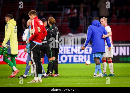 Amsterdam, pays-Bas. 24 novembre 2024. AMSTERDAM, PAYS-BAS - 24 NOVEMBRE : Davy Klaassen de l'AFC Ajax est en discussion avec le gardien de but Kenneth Vermeer de PEC Zwolle après le match néerlandais Eredivisie entre l'AFC Ajax et PEC Zwolle à la Johan Cruijff Arena le 24 novembre 2024 à Amsterdam, pays-Bas. (Photo de Pieter van der Woude/Orange Pictures) crédit : Orange pics BV/Alamy Live News Banque D'Images