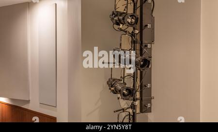 Gros plan photo de nouveaux grands projecteurs de scène de théâtre, lampes, accrochés au mur, dans un théâtre ou un auditorium reconstruit. Banque D'Images