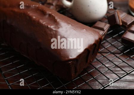 Savoureux gâteau éponge et morceaux de chocolat sur la table en bois, gros plan Banque D'Images