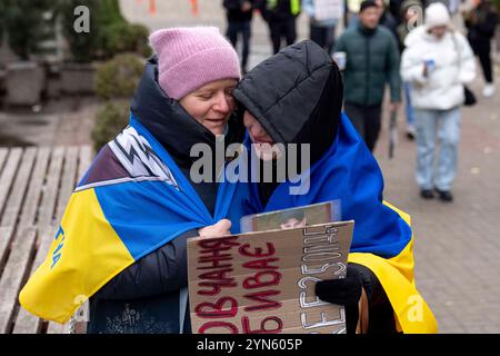 Kiev, ville de Kiev, Ukraine. 24 novembre 2024. Les gens qui se serrent dans leurs bras à Free Azovstal protestent contre la famille et les amis des soldats qui sont détenus en captivité par la Russie. Les soldats se sont rendus à la Russie le 20 mai 2022 pour sauver des vies au fer d'Azovstal et voler les ouvrages de Marioupol. Certains ont été relâchés, beaucoup sont toujours détenus en captivité russe. (Crédit image : © Andreas Stroh/ZUMA Press Wire) USAGE ÉDITORIAL SEULEMENT! Non destiné à UN USAGE commercial ! Crédit : ZUMA Press, Inc/Alamy Live News Banque D'Images