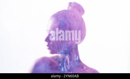 Portrait fantastique. Beauté spirituelle. Éclaboussure de peinture violette dans la double exposition de silhouette de femme isolé sur fond d'espace de copie blanc. Banque D'Images
