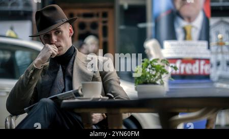 EDDIE REDMAYNE DANS LE JOUR DU JACKAL (2024), RÉALISÉ PAR BRIAN KIRK, ANU MENON ET PAUL WILMSHURST. Crédit : CARNAVAL FILM & TÉLÉVISION / album Banque D'Images