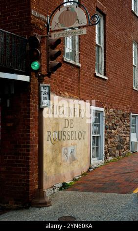 Grande œuvre murale Millinery de Rousselot sur un coin de rue à Lexington, va. Banque D'Images