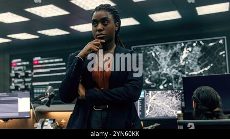 LASHANA LYNCH DANS LE JOUR DU JACKAL (2024), RÉALISÉ PAR BRIAN KIRK, ANU MENON ET PAUL WILMSHURST. Crédit : CARNAVAL FILM & TÉLÉVISION / album Banque D'Images