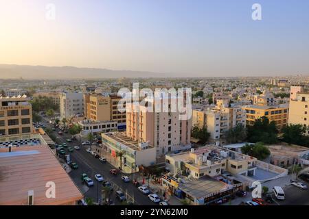 Aqaba en Jordanie - 17 mai 2024 : paysage urbain d'Aqaba, vue d'en haut Banque D'Images
