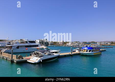 Aqaba en Jordanie - 17 mai 2024 : bateaux dans le port d'Aqaba Banque D'Images