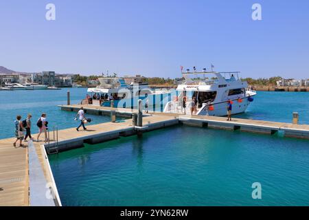 Aqaba en Jordanie - 17 mai 2024 : bateaux dans le port d'Aqaba Banque D'Images