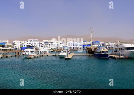 Aqaba en Jordanie - 17 mai 2024 : bateaux dans le port d'Aqaba Banque D'Images