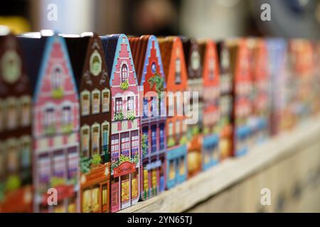 Boîtes de chocolat en forme de maisons de canal traditionnelles à vendre dans une chocolaterie dans le centre historique de Bruges, Flandre occidentale, Belgique Banque D'Images