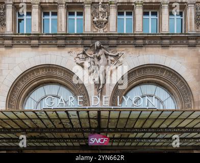 Paris, France - 11 24 2024 : la façade de la gare de Lyon avec le logo de la SNCF Banque D'Images