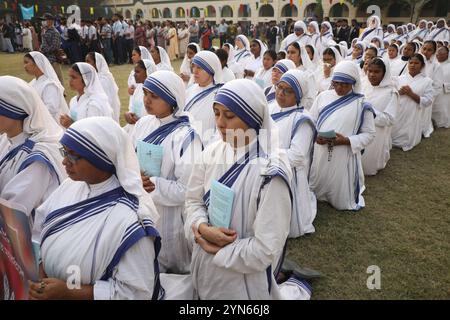 Kolkata, Bengale occidental, Inde. 24 novembre 2024. Les religieuses catholiques des Missionnaires de la Charité, l’ordre mondial des religieuses fondé par Sainte mère Teresa, prient lors d’une messe lors de la procession annuelle du Corpus Christi à Kolkata, en Inde, le 24 novembre 2024. (Crédit image : © Rupak de Chowdhuri/ZUMA Press Wire) USAGE ÉDITORIAL SEULEMENT! Non destiné à UN USAGE commercial ! Crédit : ZUMA Press, Inc/Alamy Live News Banque D'Images