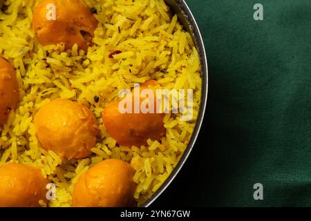 Goiania, Goias, Brésil – 24 novembre 2024 : gros plan d’un pot noir avec riz et pequi. Nourriture typique de Goiás. Caryocar brasiliense. Banque D'Images