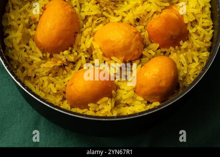 Goiania, Goias, Brésil – 24 novembre 2024 : gros plan d’un pot noir avec riz et pequi. Nourriture typique de Goiás. Caryocar brasiliense. Banque D'Images