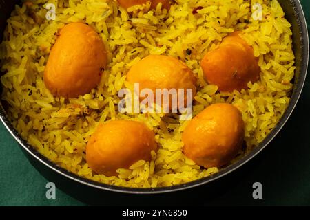 Goiania, Goias, Brésil – 24 novembre 2024 : gros plan d’un pot noir avec riz et pequi. Nourriture typique de Goiás. Caryocar brasiliense. Banque D'Images