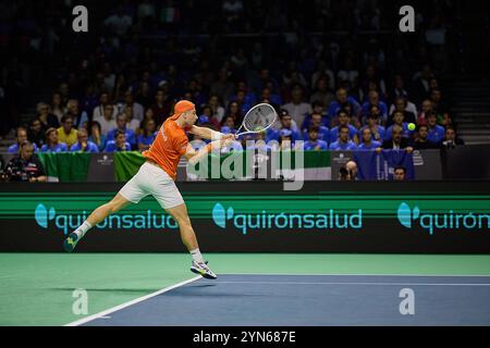 Malaga, Malaga, Espagne. 24 novembre 2024. Tallon Griekspoor, des pays-Bas, revient avec revers dans son match contre Jannik Sinner, de l'Italie, lors de la FINALE DE LA COUPE DAVIS 2024 - finale 8 - Tennis masculin (crédit image : © Mathias Schulz/ZUMA Press Wire) USAGE ÉDITORIAL SEULEMENT! Non destiné à UN USAGE commercial ! Crédit : ZUMA Press, Inc/Alamy Live News Banque D'Images