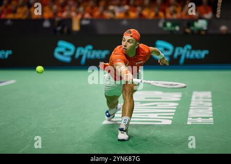 Malaga, Malaga, Espagne. 24 novembre 2024. Tallon Griekspoor, des pays-Bas, revient avec revers dans son match contre Jannik Sinner, de l'Italie, lors de la FINALE DE LA COUPE DAVIS 2024 - finale 8 - Tennis masculin (crédit image : © Mathias Schulz/ZUMA Press Wire) USAGE ÉDITORIAL SEULEMENT! Non destiné à UN USAGE commercial ! Crédit : ZUMA Press, Inc/Alamy Live News Banque D'Images