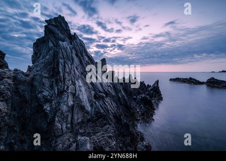 Aube sur une baie avec des rochers accidentés sur la côte méditerranéenne près de Collioure, Côte Vermeille, Languedoc-Roussillion, France Banque D'Images