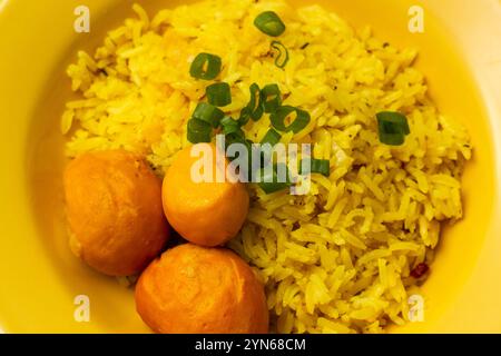 Goiania, Goias, Brésil – 24 novembre 2024 : Super gros plan sur une assiette jaune avec du riz au pequi. Nourriture typique de Goias. Banque D'Images