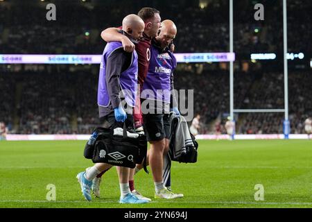 Londres, Royaume-Uni. 24 novembre 2024 ; Allianz Stadium, Londres, Angleterre : Autumn Rugby International, Angleterre contre Japon ; Sam Underhill d'Angleterre est aidé sur le terrain par le personnel médical anglais crédit : action plus Sports images/Alamy Live News Banque D'Images