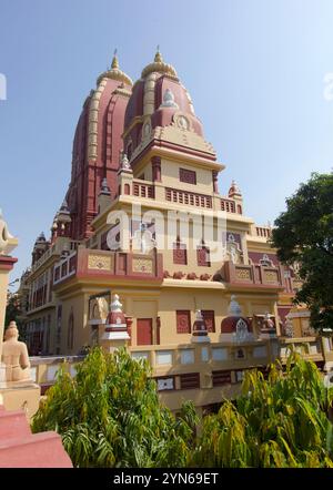 Plan vertical des bâtiments extérieurs du temple Hindu Laxminarayan Mandir à Delhi, en Inde Banque D'Images