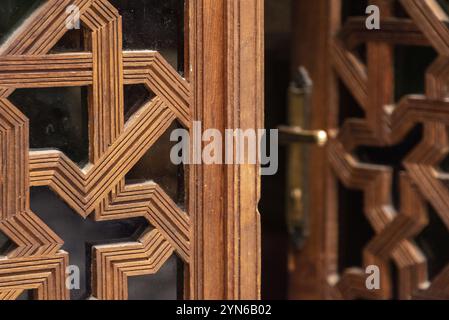 Riche porte décorée dans un palais arabe à Marrakech, Maroc, Afrique Banque D'Images