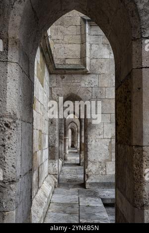 Promenez-vous dans la façade de la cathédrale gothique de Ratisbonne en Bavière, Allemagne, Europe Banque D'Images