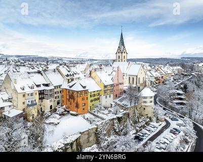 Vue aérienne de la ville enneigée d'Engen à Hegau un matin d'hiver avec l'église de l'Assomption de la Vierge Marie dans le centre historique Banque D'Images