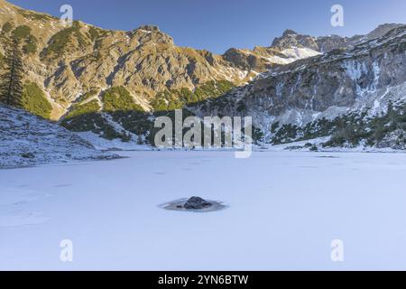 Bas Gaisalpsee, derrière elle l'Entschenkopf, 2043m, Alpes d'Allgaeu, Allgaeu, Bavière, Allemagne, Europe Banque D'Images